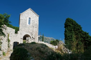 Bardaki eski bir kasaba - Karadağ 'ın kıyı kenti ve limanı