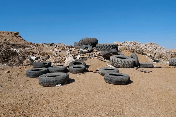 Neumáticos Viejos Otras Basuras Encuentran Vertederos Abuso Del Medio Ambiente — Foto de Stock