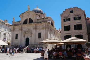 Dubrovnik, Hırvatistan, 28 Haziran 2019: Hırvatistan 'ın Dubrovnik kentindeki Saint Vlaho Kilisesi yakınlarındaki turistler