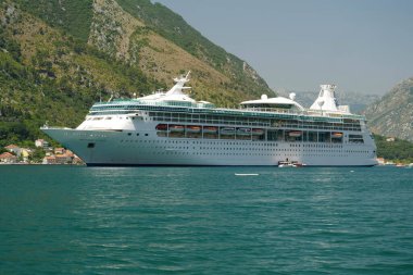 KOTOR, MONTENEGRO, 6 Temmuz 2019: Royal Caribbean International, Kotor Körfezi, Adriyatik Denizi, Karadağ tarafından işletilen Vizyon sınıfı yolcu gemisi