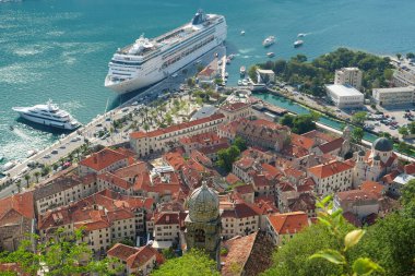 MONTENEGRO, KOTOR, 6 JULE 2019: Adriyatik Denizi Kotor Körfezi ve Karadağ 'ın eski Kotor kasabasındaki gemiler