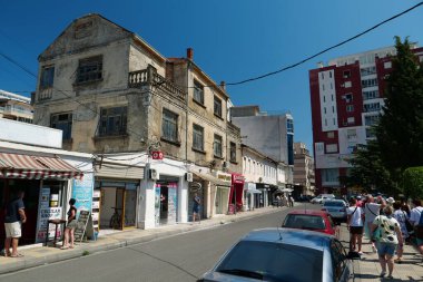 ALBANIA, SHKODER, 7 Temmuz 2019: Arnavutluk Cumhuriyeti 'nin Scutari veya Scodra olarak bilinen Şkoder veya Şkodra sokaklarında yaşayan insanlar