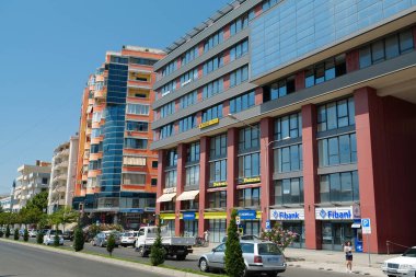 SHKODER, ALBANIA, 7 Temmuz 2019: Tarihsel olarak Scutari veya Scodra, Balkanlar, Arnavutluk Cumhuriyeti olarak bilinen Şkoder veya Şkodra kentinde karayolu trafiği