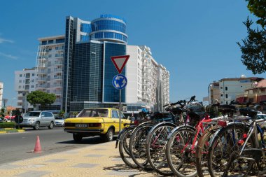 ALBANIA, SHKODER, 7 Temmuz 2019: Arnavutluk Cumhuriyeti 'nin Scutari veya Scodra olarak bilinen Şkoder veya Şkodra' da karayolu trafiği