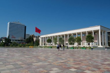 Tiran, Arnavutluk, 7 Temmuz 2019: Tiran 'ın merkez meydanındaki insanlar - Arnavutluk' un başkenti ve en büyük kenti