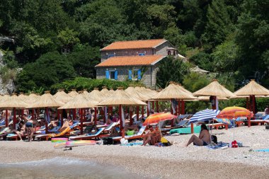 Karadağ, 6 Temmuz 2019: Karadağ ve Adriyatik Denizi 'ndeki plajda insanlar