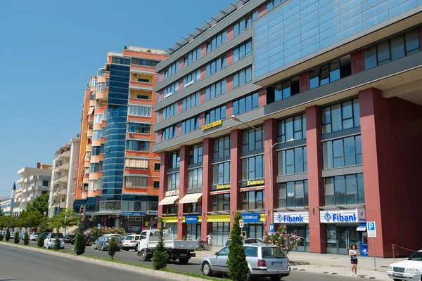 SHKODER, ALBANIA, 7 Temmuz 2019: Tarihsel olarak Scutari veya Scodra, Balkanlar, Arnavutluk Cumhuriyeti olarak bilinen Şkoder veya Şkodra kentinde karayolu trafiği