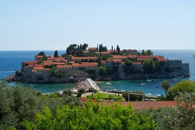 Karadağ 'ın Sveti veya Aziz Stefan Panoraması - Karadağ' ın Adriyatik kıyısında Budva Riviera 'da yer alan tatil beldesi ve küçük bir ada