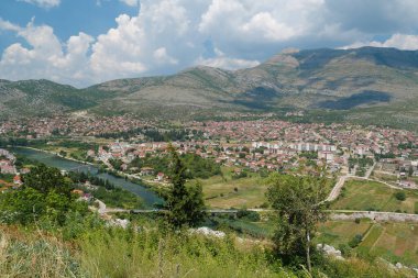 Bosna-Hersek 'in Sırp Cumhuriyeti' ndeki Trebinje kenti ve Trebisnjica nehrinin manzarası