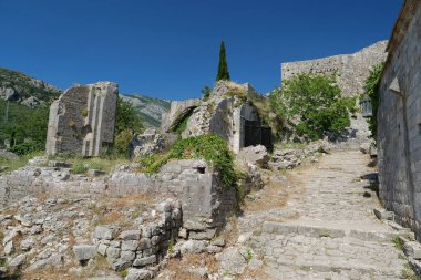 Bardaki eski bir kasaba - Karadağ 'ın kıyı kenti ve limanı