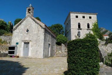 Bardaki eski bir kasaba - Karadağ 'ın kıyı kenti ve limanı