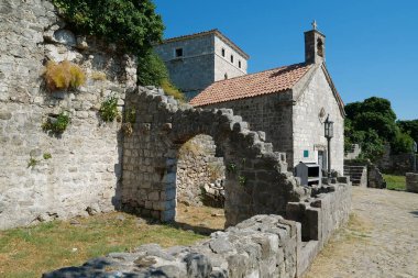 Bardaki eski bir kasaba - Karadağ 'ın kıyı kenti ve limanı