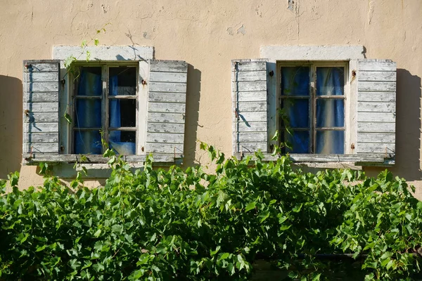 Vecchie Finestre Con Persiane Legno — Foto Stock