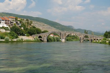 Peroviç veya Arslanagic köprüsü Trebisnjica nehri, Trebinje kenti, Bosna-Hersek