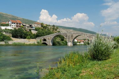 Trebisnjica nehri ve Peroviç veya Bosna-Hersek 'in Trebinje kentindeki Arslanagic köprüsü