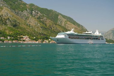 KOTOR, MONTENEGRO, 6 Temmuz 2019: Royal Caribbean International, Kotor Körfezi, Adriyatik Denizi, Karadağ tarafından işletilen Vizyon sınıfı yolcu gemisi