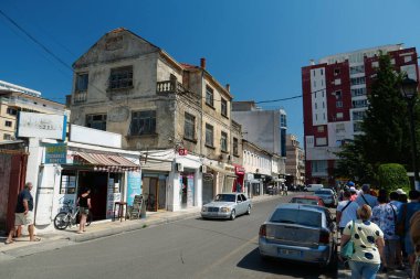 SHKODER, ALBANIA, 7 Temmuz 2019: Arnavutluk Cumhuriyeti 'nin Scutari veya Scodra olarak bilinen Şkoder veya Şkodra sokaklarında yaşayan insanlar