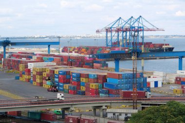 ODESSA, UKRAINE, SEPTEMBER 5, 2019: Odessa limanındaki köprüde karayolu trafiği - en büyük Ukrayna limanı ve Karadeniz havzasındaki en büyük limanlardan biri