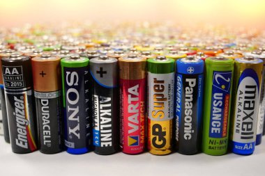 KIEV, UKRAINE, Mart 21, 2020: Çeşitli üreticilerin çok renkli pilleri