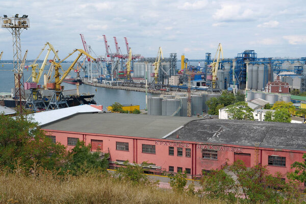 ОДЕССА, УКРАИНА, 5 СЕНТЯБРЯ 2019 г.: Вид на красные склады в порту Одесса - крупнейший украинский морской порт и один из крупнейших портов Черного моря
