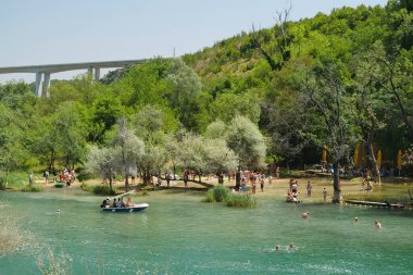 Bosna-Hersek, 2 Temmuz 2019: Bosna-Hersek 'teki Trebizat Nehri üzerindeki Kravica şelalesi yakınındaki insanlar