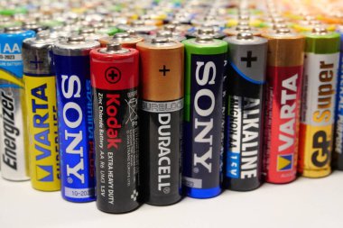 KIEV, UKRAINE, Mart 21, 2020: Çeşitli üreticilerin çok renkli pilleri