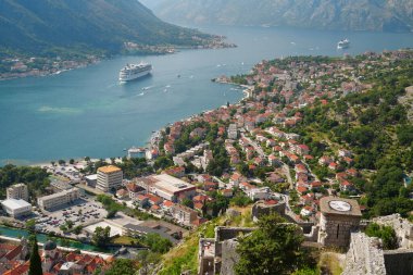 Kotor Körfezi, Adriyatik Denizi, Karadağ 'da yolcu gemileri
