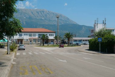 Karadağ, Bar, 9 Temmuz 2019: Bardaki tren istasyonu - Karadağ 'ın büyük kenti ve limanı