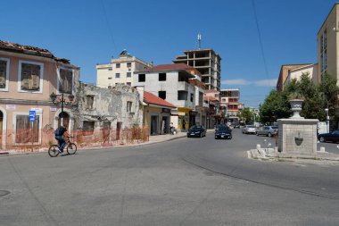 SHKODER, ALBANIA, 7 Temmuz 2019: Tarihsel olarak Scutari veya Scodra, Balkanlar, Arnavutluk Cumhuriyeti olarak bilinen Şkoder veya Şkodra kentinde karayolu trafiği