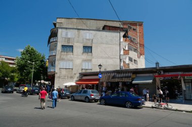 SHKODER, ALBANIA, 7 Temmuz 2019: Tarihsel olarak Scutari veya Scodra, Balkanlar, Arnavutluk Cumhuriyeti olarak bilinen Şkoder veya Şkodra kentinde karayolu trafiği