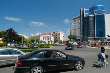 SHKODER, ALBANIA, 7 Temmuz 2019: Tarihsel olarak Scutari veya Scodra, Balkanlar, Arnavutluk Cumhuriyeti olarak bilinen Şkoder veya Şkodra kentinde karayolu trafiği