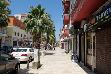 ALBANIA, DURRES, 7 Temmuz 2019: Epidamnos veya Epidamnus ve Dyrrachium olarak da bilinen Durres şehrinde sokaktaki insanlar, Arnavutluk Cumhuriyeti 'nin en kalabalık ikinci kentidir.