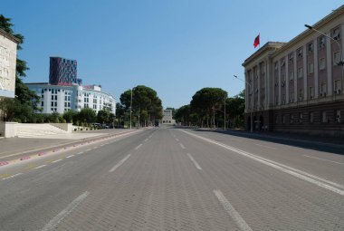 TİRAN, ALBANIA, 7 Temmuz 2019: Tiran şehir merkezindeki boş yol - Arnavutluk 'un başkenti ve en büyük kenti