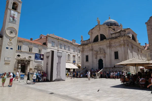 Dubrovnik Kroatia June 2019 Turistit Lähellä Saint Vlahon Kirkkoa Dubrovnikissa — kuvapankkivalokuva