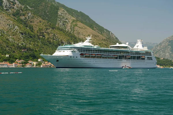 KOTOR, MONTENEGRO, 6 Temmuz 2019: Royal Caribbean International, Kotor Körfezi, Adriyatik Denizi, Karadağ tarafından işletilen Vizyon sınıfı yolcu gemisi