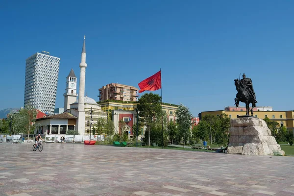 Tirana Albania Června 2019 Centrum Města Tirana Červená Vlajka Siluetami — Stock fotografie