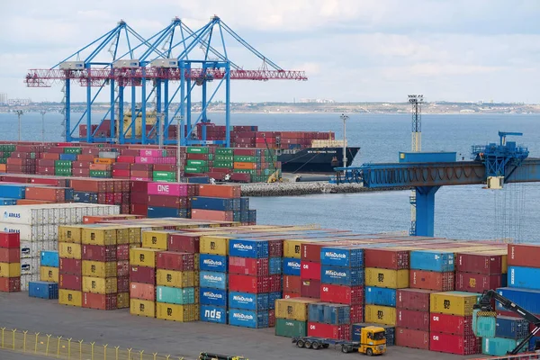 UKRAINE, ODESSA, SEPTEMBER 7, 2019: Odessa limanında çalışma günü - en büyük Ukrayna limanı ve Karadeniz havzasındaki en büyük limanlardan biri