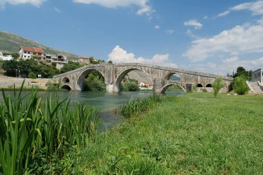 Peroviç veya Arslanagic köprüsü Trebisnjica nehri, Trebinje kenti, Bosna-Hersek
