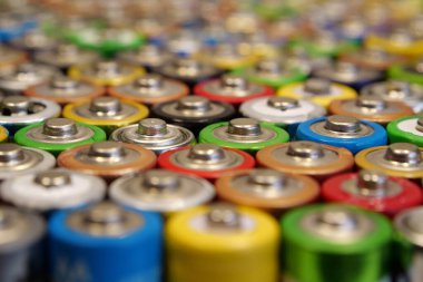 Bir sürü renkli pil kullanılmış.