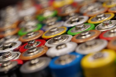 Bir sürü renkli pil kullanılmış.