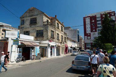 SHKODER, ALBANIA, 7 Temmuz 2019: Tarihsel olarak Scutari veya Scodra, Balkanlar, Arnavutluk Cumhuriyeti olarak bilinen Şkoder veya Şkodra kentinde karayolu trafiği