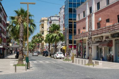 Arnavutluk, Durres, 7 Temmuz 2019: Tarihte Epidamnos veya Epidamnus ve Dyrrachium olarak bilinen Durres kentinde sokaktaki insan ve arabalar Arnavutluk Cumhuriyeti 'nin en kalabalık ikinci kentidir.