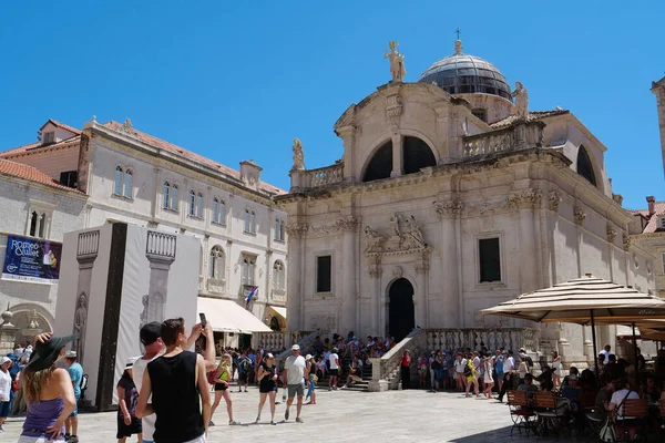 Dubrovnik Kroatia June 2019 Ihmiset Lähellä Saint Vlahon Kirkkoa Dubrovnikin — kuvapankkivalokuva