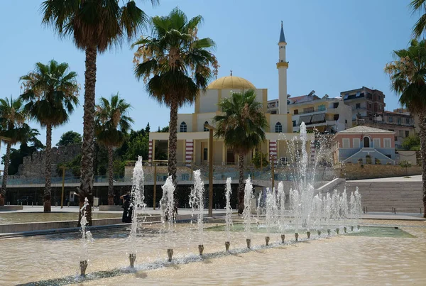 Δυρράχιο Αλβανία Ιουλίου 2019 Πηγές Πάρκο Και Τζαμί Στην Πόλη — Φωτογραφία Αρχείου