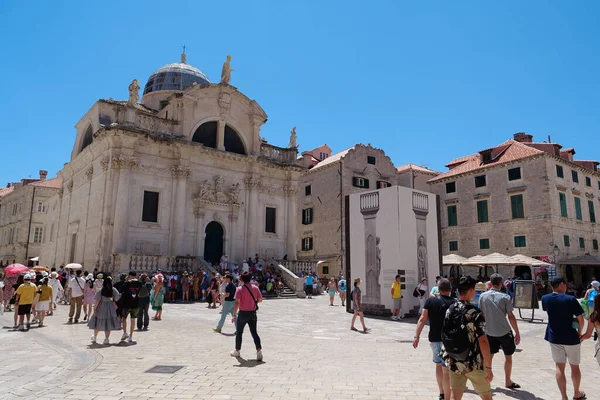 Dubrovnik Kroatia June 2019 Ihmiset Lähellä Saint Vlahon Kirkkoa Dubrovnikin — kuvapankkivalokuva