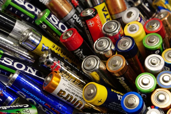 Kiev Ucraina Marzo 2020 Molte Batterie Multicolori Usate Vari Produttori — Foto Stock
