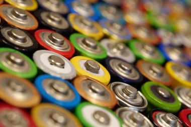 Bir sürü renkli pil kullanılmış.