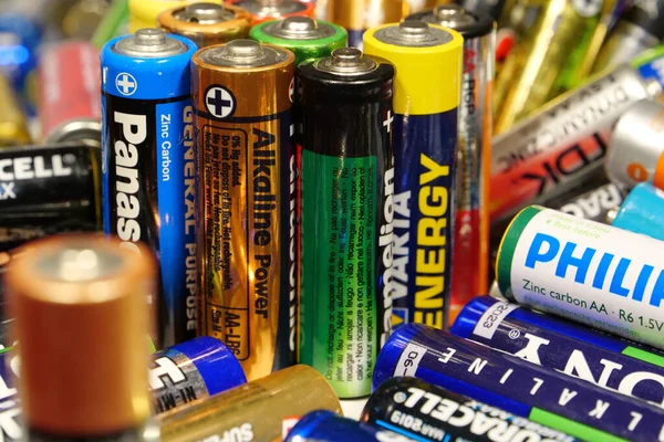 Kiev Ucrania Marzo 2020 Muchas Baterías Usadas Multicolores Varios Fabricantes — Foto de Stock