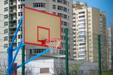 Spor salonunda basketbol potası.
