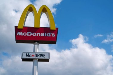 UKRAINE, KYIV, 20 Nisan 2020 McDonald 's restoran tabelası. McDonald 's dünyanın en büyük fast food restoran zinciri.